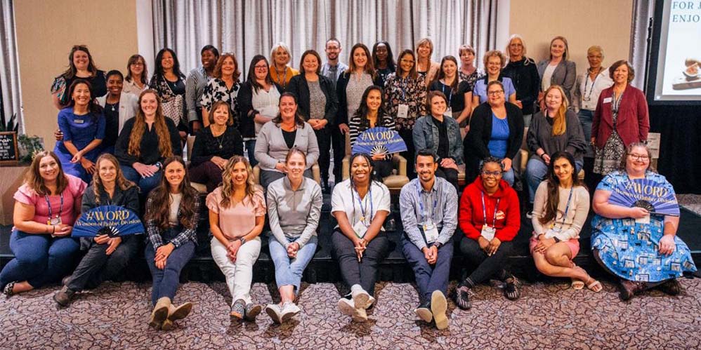 Group of approximately 30 people all posing for a photo at the GPS conference.